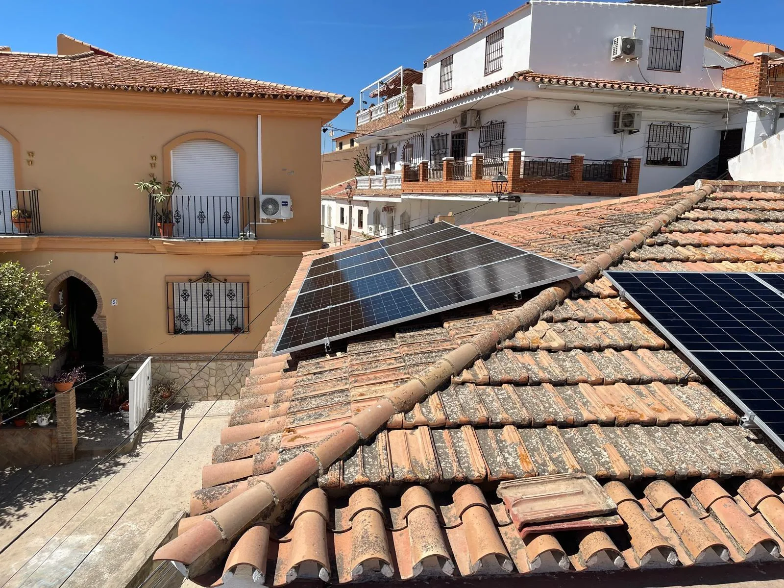 Placas Solares Térmicas en Málaga: Precio, Instalación y Ahorro en Agua Caliente